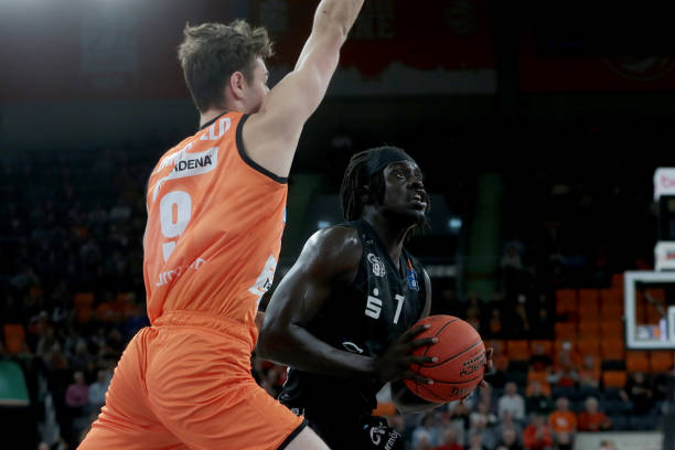 而必须在外 而必须在外